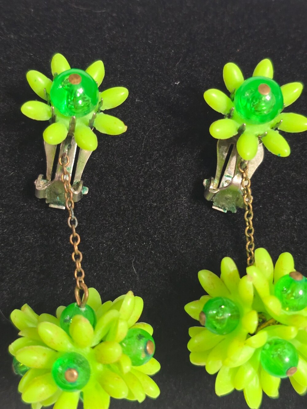 Vintage 60s Neon Green Floral Daisy Dangle Clip-On Kitschy Earrings - Picture 6 of 12
